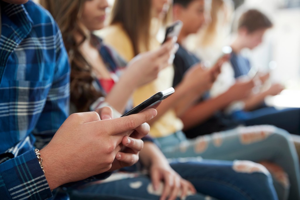 How often should you text when you start dating? ‘We’re addicted to the blue bubbles,’ experts warn