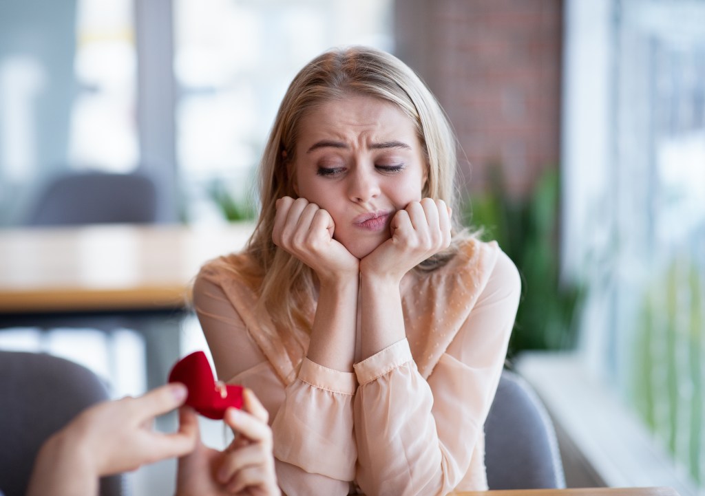 Man unapologetically steals his late sister’s ring to propose to girlfriend: ‘He is too cheap to buy a new one’